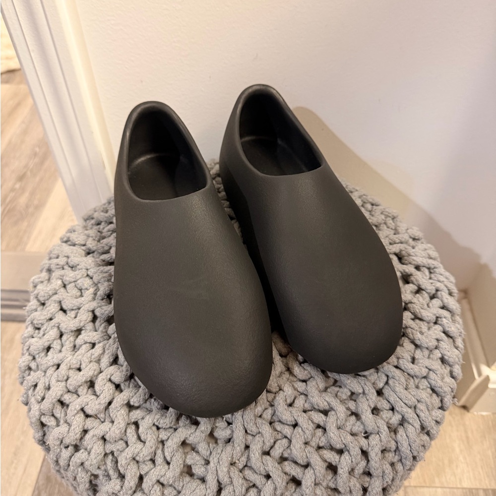 YEEZY SLIP ON